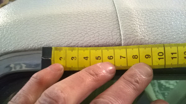 Naht - hinten in Relation zur Zierleistenecke