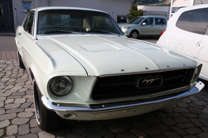 ...soviel zur Farbe "Diamond Green"... rechts steht ein weißes und hinten ein grünliches Fzg...