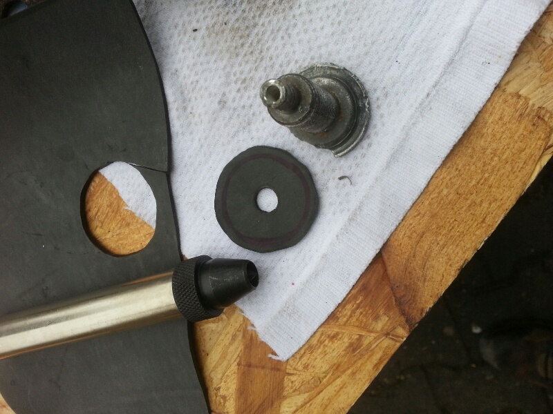 Dichtung angefertigt um die korrodierte Stelle auszugleichen.