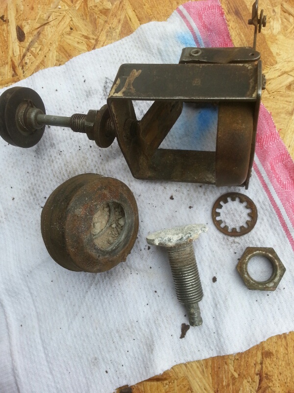 Man sehe in den Gummibalg.<br />Gemisch aus Kalk und korrodiertem ALU.