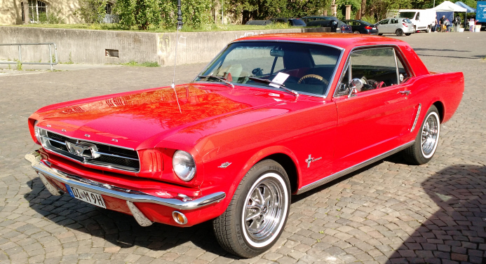 Mustang auf Karolinenplatz in Darmstadt,  Sieht sehr gut, vermutlich besser als früher das Original.