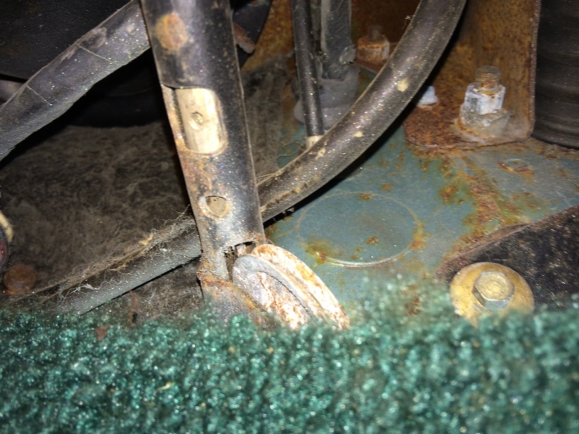 Fußraum Fahrerseit nach oben fotografiert