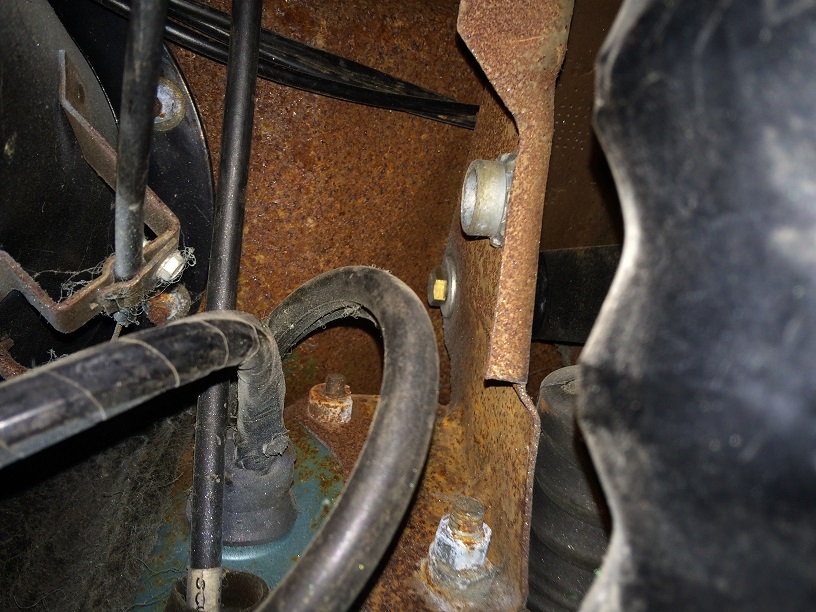 Fußraum Fahrerseit nach oben fotografiert