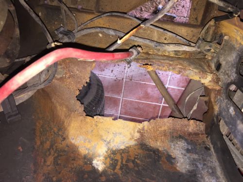 Batterieblech entfernt