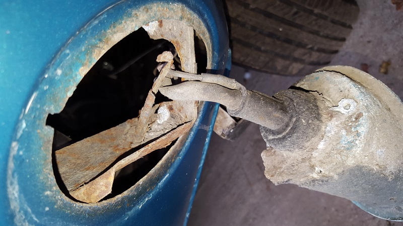 Blinker v.l. löste sich in Staub auf, als ich ihn demontierte (was gar nicht nötig gewesen wäre) - hier also eine unerwartete Investition für ein E-Teil...