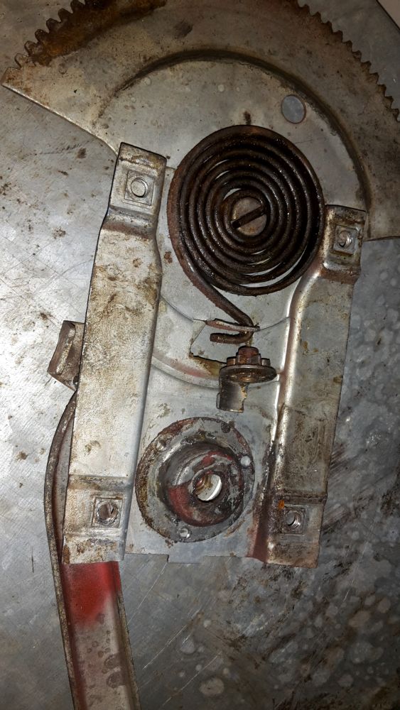 Hinter dem unteren runden Gehäuse auf der Trägerplatte sitzt die Welle in dem gesuchten Gussgehäuse