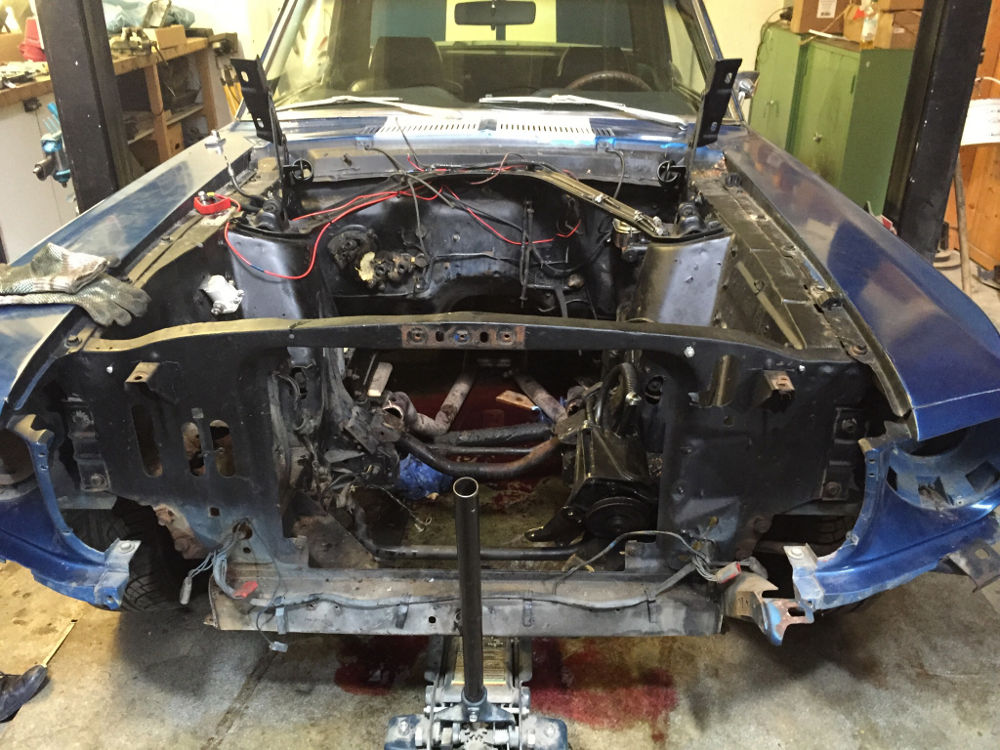 Leerer Motorraum.
