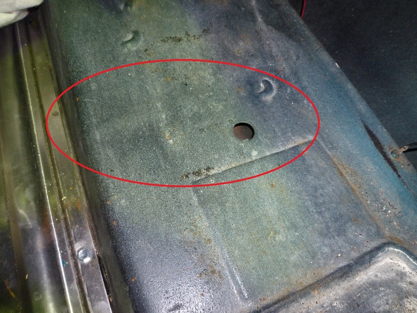 2 ) Bodenblech über den Kotflügeln im Kofferraum