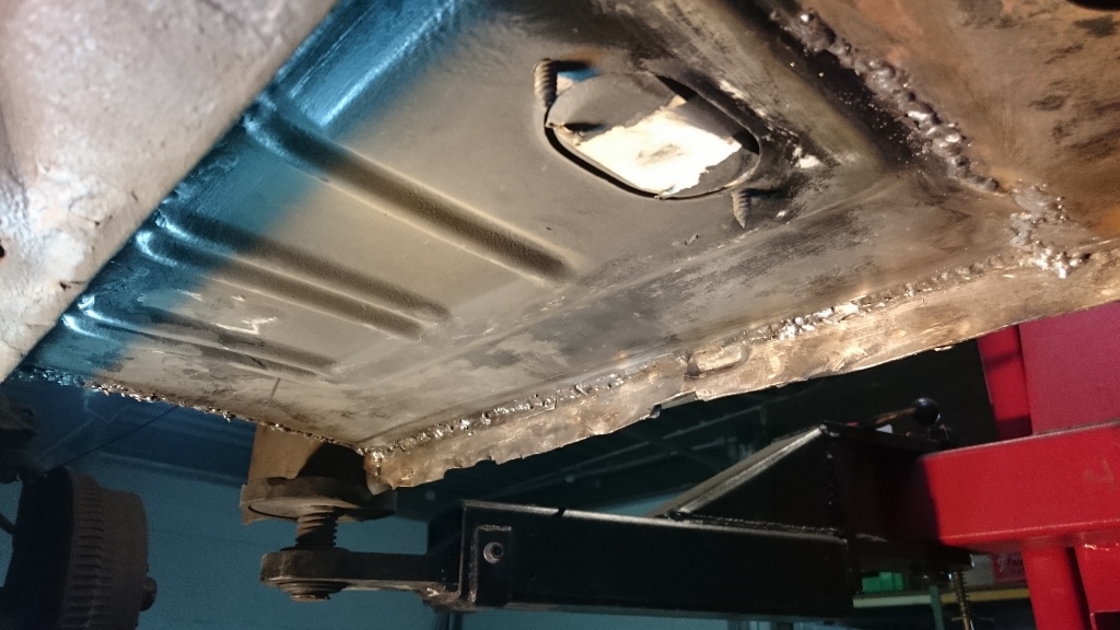 Unterboden von GFK und Spachtel gereinigt. Dieser ist vorne L/R und Hinten L/R bereits vor Jahren scheinbar getauscht worden.