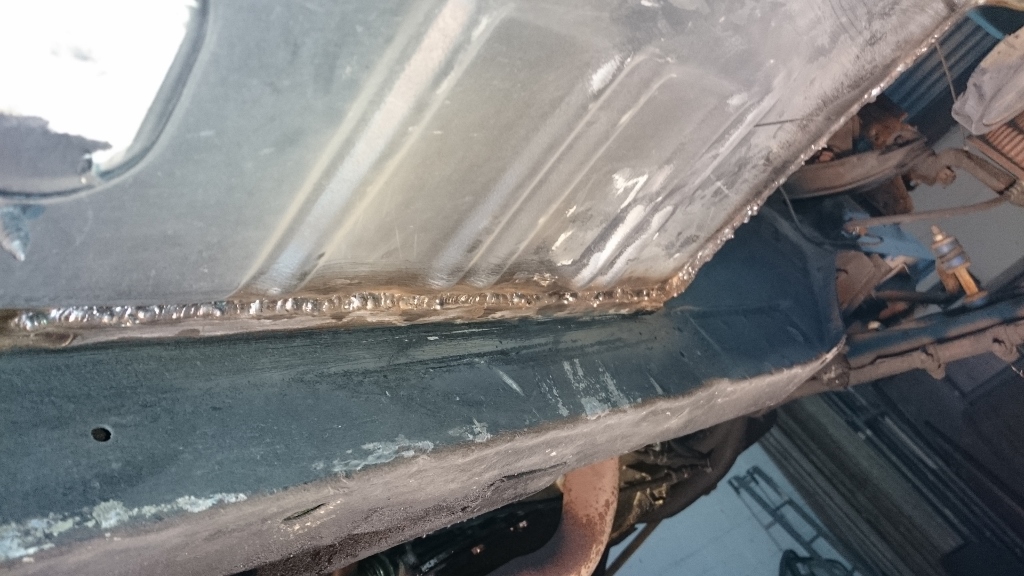 Da ist sicher von innen nicht ein schweißpunkt gesetzt worden, aber verzogen ist da auch nichts.