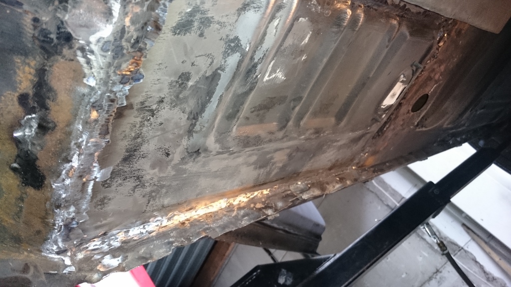 Nach vielen Stunden mit der Schrupp und fächerscheibe ist das ergebniss wirklich Lackierbar.