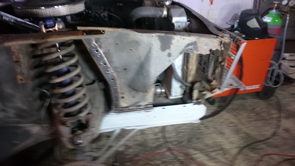 Nun noch die Reste der stehwand raus und schnell wider rein, Abend essen warten schon. Wohnzimmer direkt an der Halle hat Vorteile.