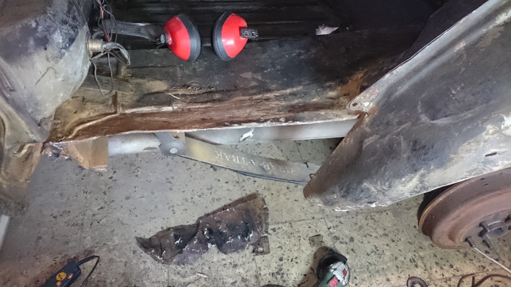 Unfallschaden auch im kofferraumblech beseitigt.