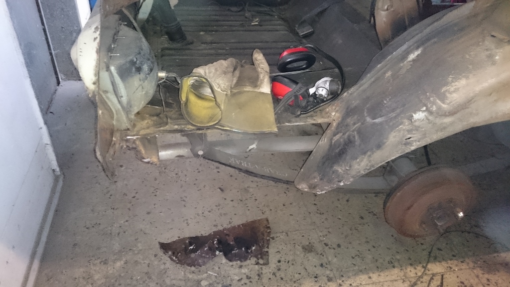 was mann hier schlecht sieht, der Unfallschaden am Seitenteil hat das Bodenblech vom Kofferraum betroffen. mit viel Geduld musste ich dies glatt massieren