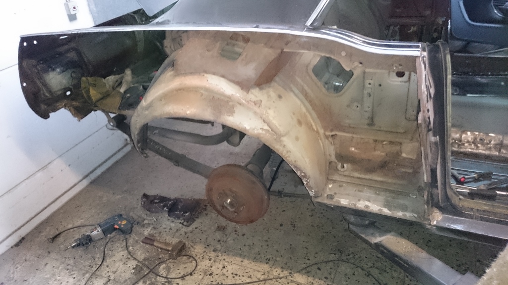 Seitenteil von Tür naht bis zur Rückleuchten naht. der schnitt im oberen Bereich habe ich circa 1cm unter der Rundung getätigt damit ich das neue blech mittels absetzt Zange unterschieben, verpunkten und verzinnen kann.