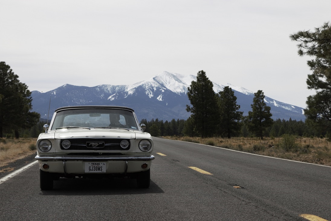 Fahrt zum Grand Canyon, im Hintergrund der schneebedeckte Humphreys Peak