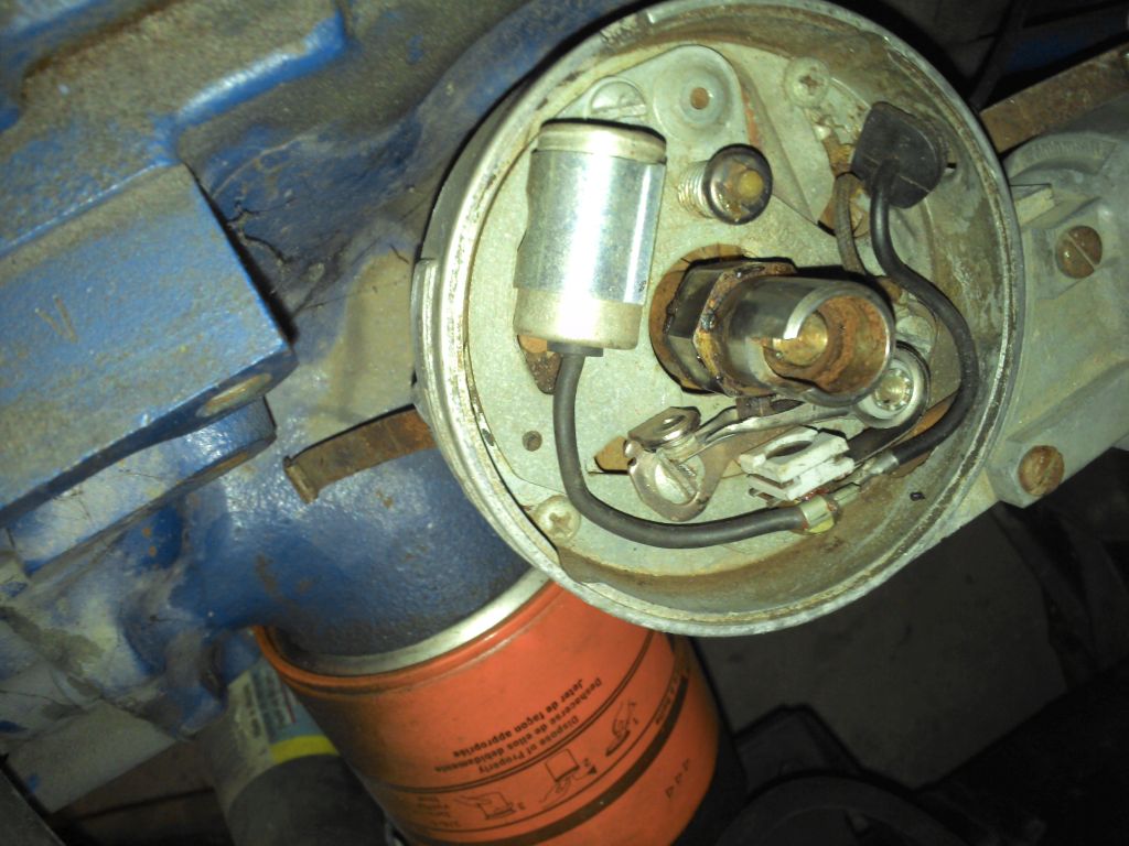 Zuendverteiler mit abgebauter Kappe