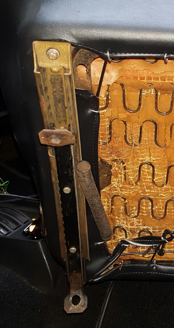 Schiene am Fahrersitz zum Getriebetunnel...