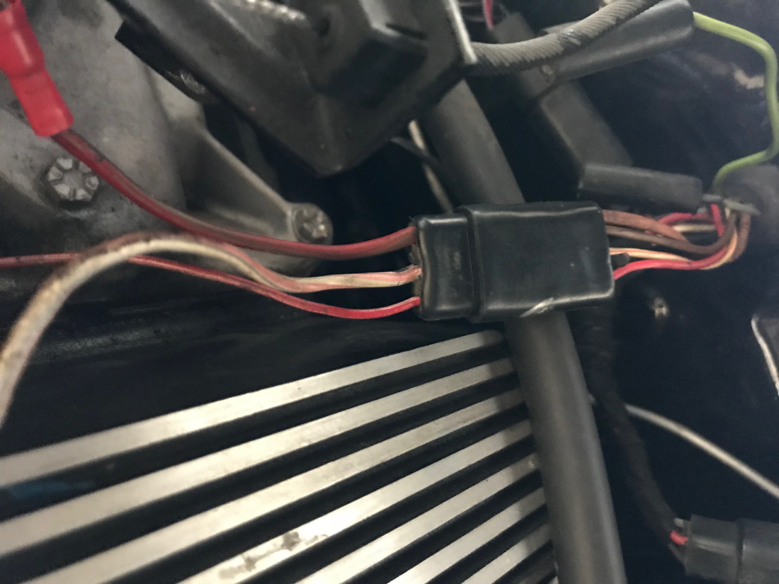 Hier noch der Stecker, an dem Widerstandkabel und Starterrelais Kabel zu einem Kabel verlaufen