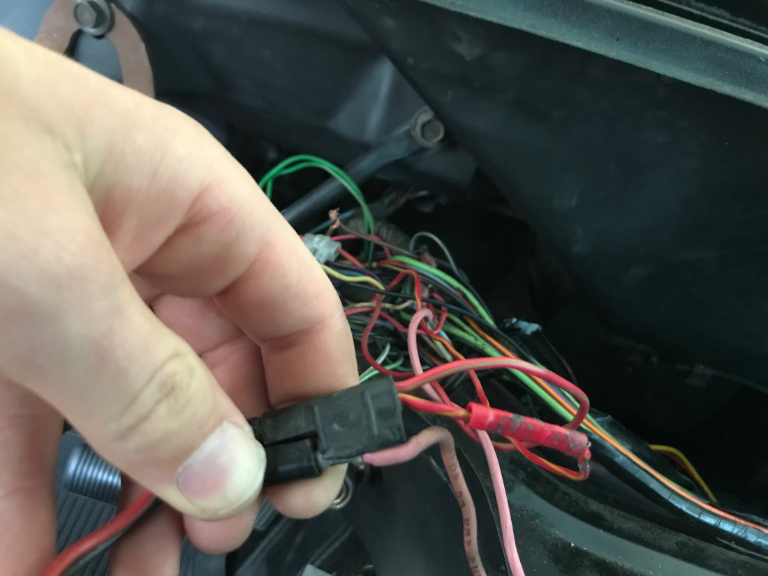 Hier noch der Stecker vom DZM. Das Rosa Widerstandkabel geht zur ZP, das mittlere Kabel zur Tachoeinheit und das obere zum Zündschloss