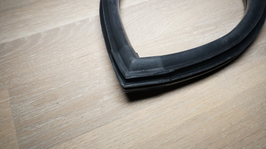 Mustang Fastback 65-66 Dichtung Heckscheibe (2).JPG