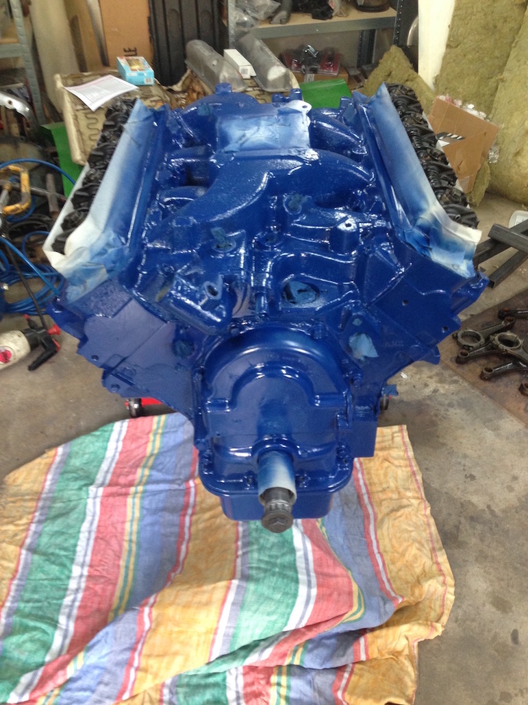 Motor in Ford-Blau lackiert
