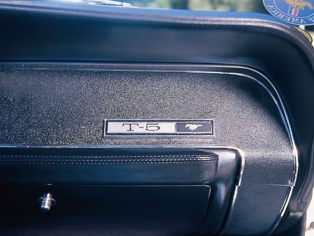 mump_0402_07_z+1968_ford_mustang_t5_convertible+dashpad.jpg