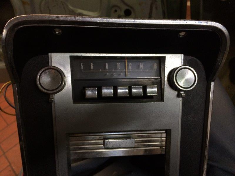 Radio in der Mittelkonsole, ein Lautsprecher (oder 2?, noch nicht ausgebaut)  im Armaturenbrett/Mitte