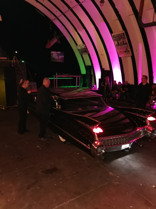 Cadillac im Hangar, normal