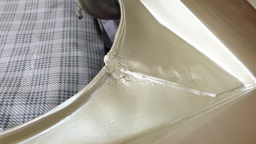 Kofferraum rechts unter der Windschutzscheibe