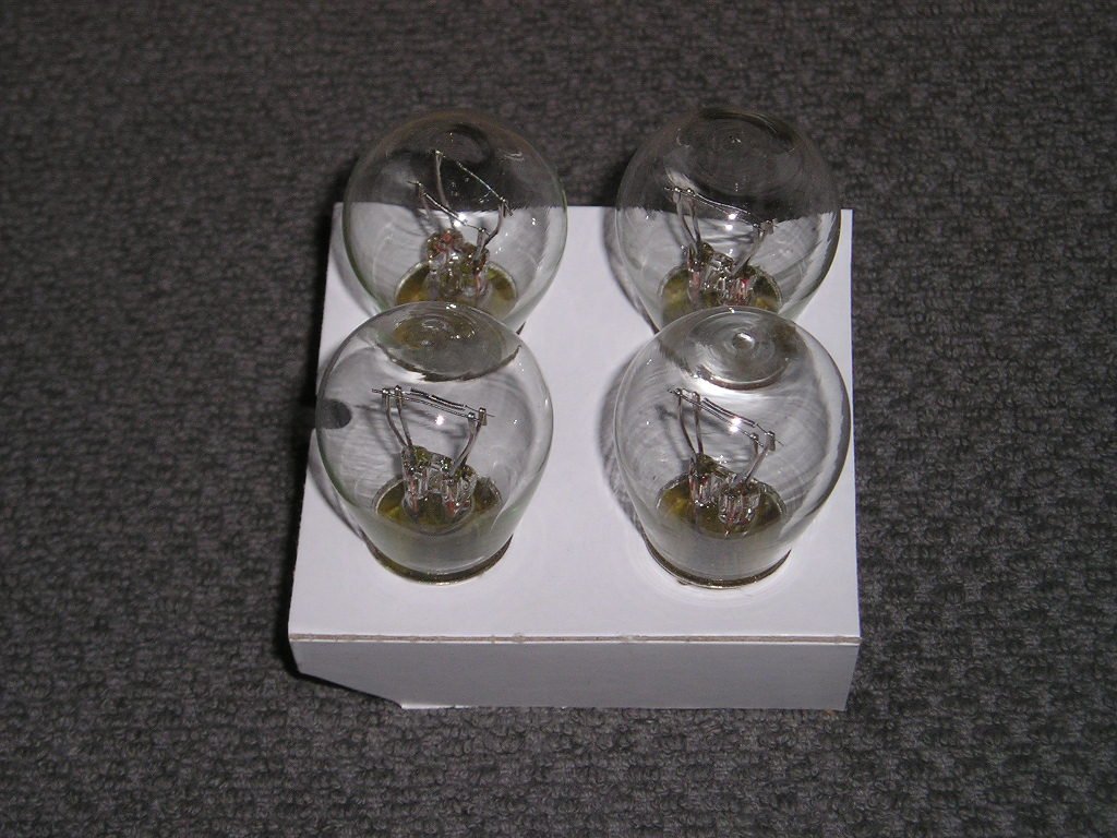 Ford64_73_4er_Pack_Glühbirnen_Heck_Bremsleuchte_1.jpg
