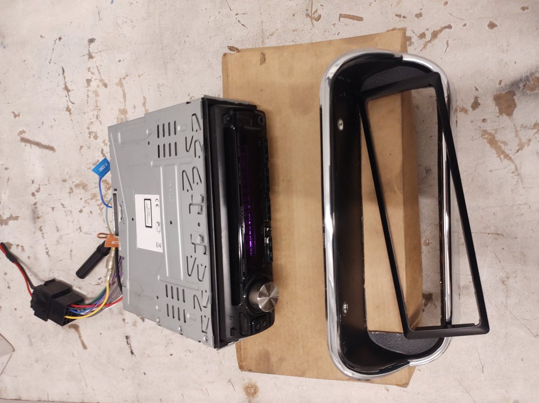 Kenwood KDC-4047Ux + Blende 01.jpg