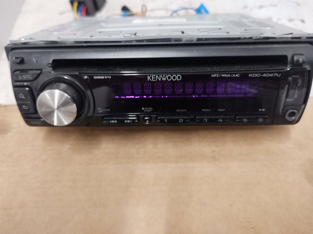 Kenwood KDC-4047Ux + Blende 02.jpg
