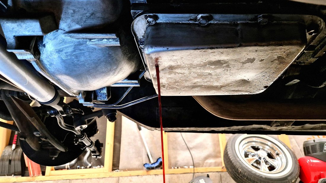 Loch in die Wanne gebohrt