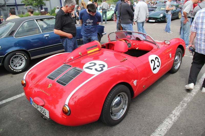 der Porsche... ich hab die Fernsteuerung gesucht. Hineinpassen tu ich da nicht!