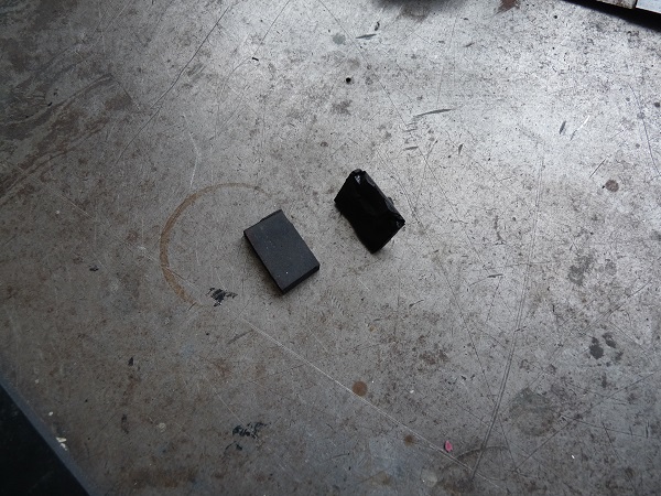 Dann ein passendes stück Hartgummi auf die Maße zurechtschneiden (von dem defektem Gummi vorher abmessen)