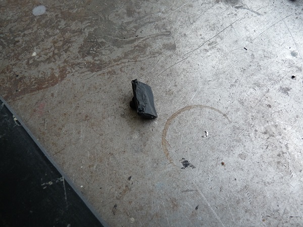 Dann soweit es geht unten schneiden so das die Spitze Führung noch erhalten bleibt die braucht man ja noch um es später im schloss wieder fest zu bekommen