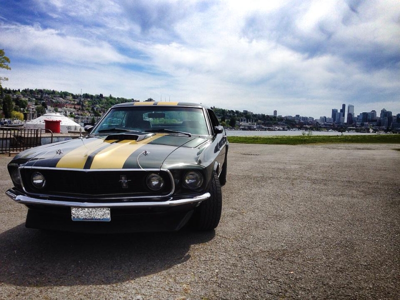 Mein Mustang vor Lake Union und der Skyline von Seattle.