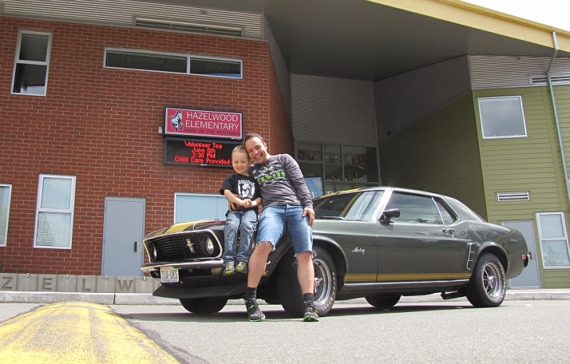 Mein Sohn stolz vor seiner Schule in den USA, die auch einen Mustang als Maskottchen hatten.