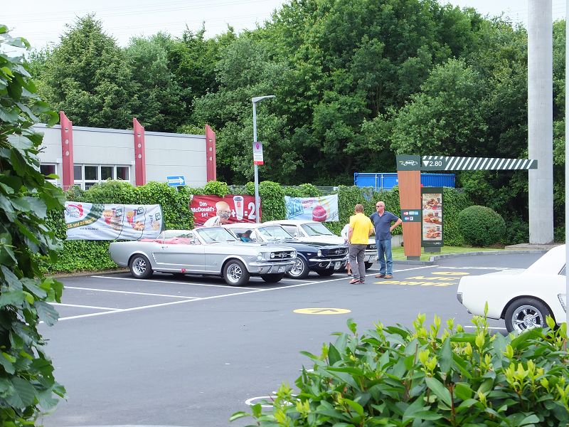 Ein paar andere auf dem Parkplatz